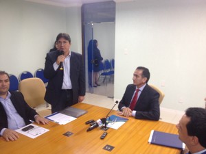 Secretário de Saúde, Pedro Leite, e governador Waldez Góes assinaram decreto (Foto: John Pacheco/G1)