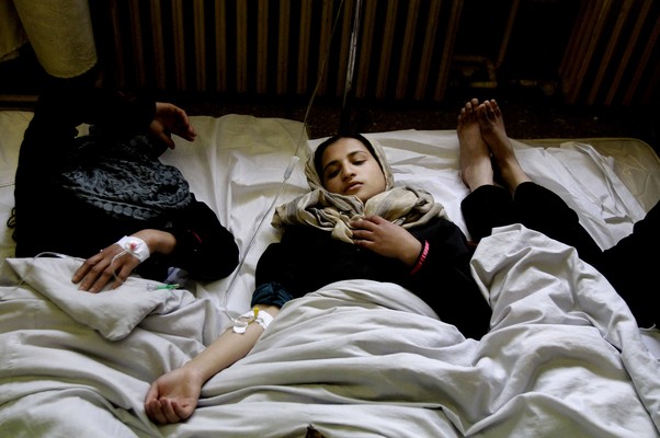 Meninas recebem tratamento em hospital de Cabul após suspeita de envenenamento (Foto: Ahmad Jamshid/AP)