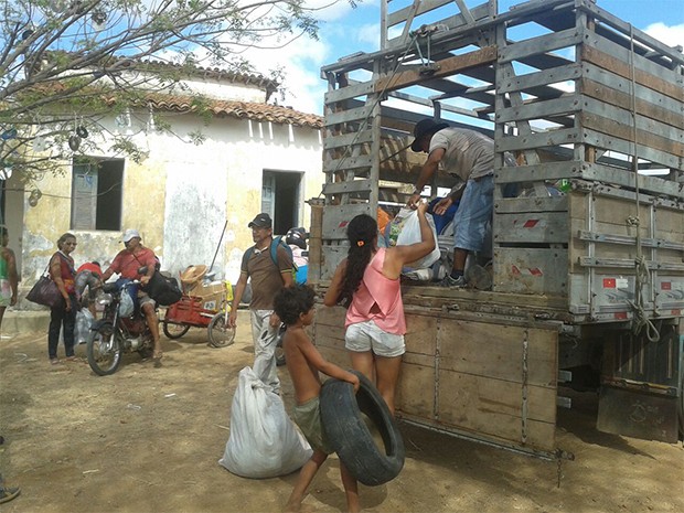 Famílias começaram a desocupação da sede da Emparn nesta quarta-feira (9) (Foto: Jair Sampaio)