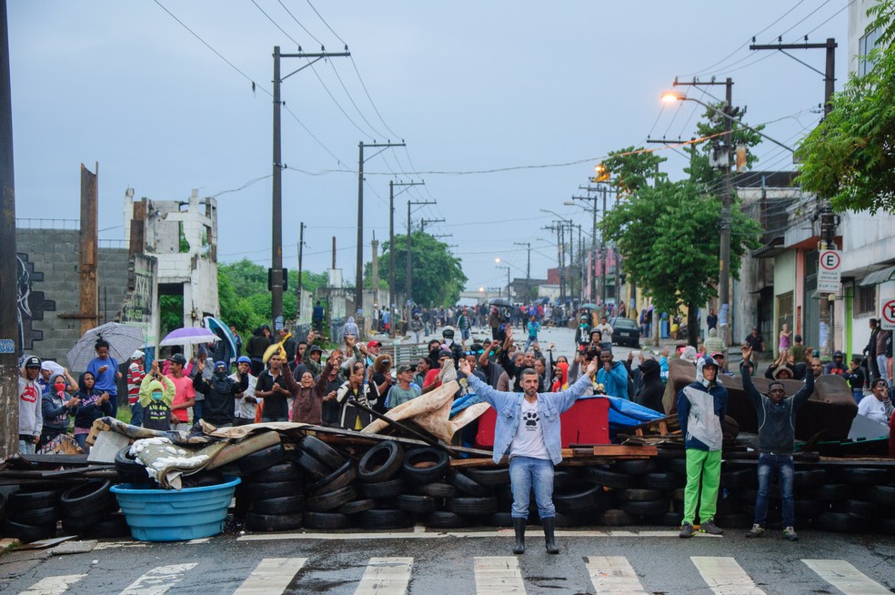 Moradores tentam resistir ao avanço da Tropa de Choque da PM em ocupação na ZOna Leste (Foto: PETER LEONE/Futura Press/Estadão Conteúdo )