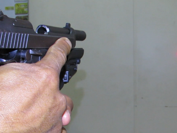 Pistola com mira a laser é de uso restrito da Polícia Militar (Foto: Reprodução/ EPTV) Pistola com mira a laser é de uso restrito da Polícia Militar (Foto: Reprodução/ EPTV)