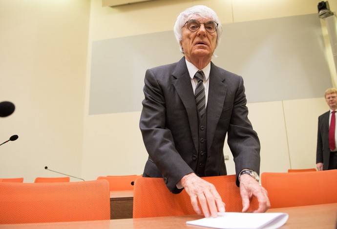 Bernie Ecclestone no banco dos réus no tribunal de Munique, na Alemanha (Foto: Getty Images)