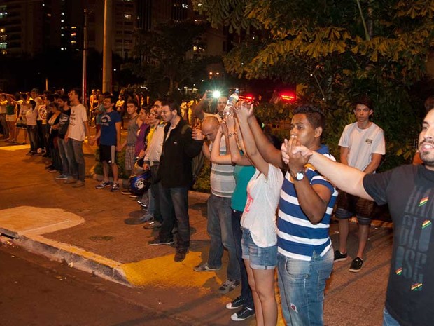 Manifestantes fizeram oração após morte em protesto de Ribeirão Preto (Foto: Érico Andrade/ G1)