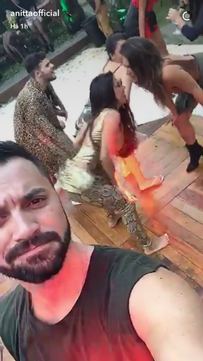 Anitta dança com Carol Sampaio e amigos (Foto: Snapchat / Reprodução)
