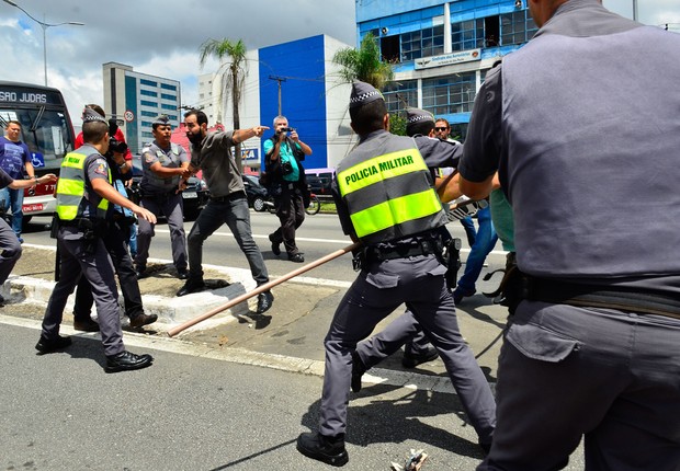 Manifestantes contrários e favoráveis ao ex-presidente Luiz Inácio Lula da Silva entraram em confronto no final da manhã de hoje (04/03) em frente ao escritório da Polícia Federal no Aeroporto de Congonhas (Foto: Rovena Rosa/Agência Brasil)