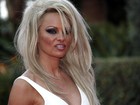 Pamela Anderson volta a usar fios longos