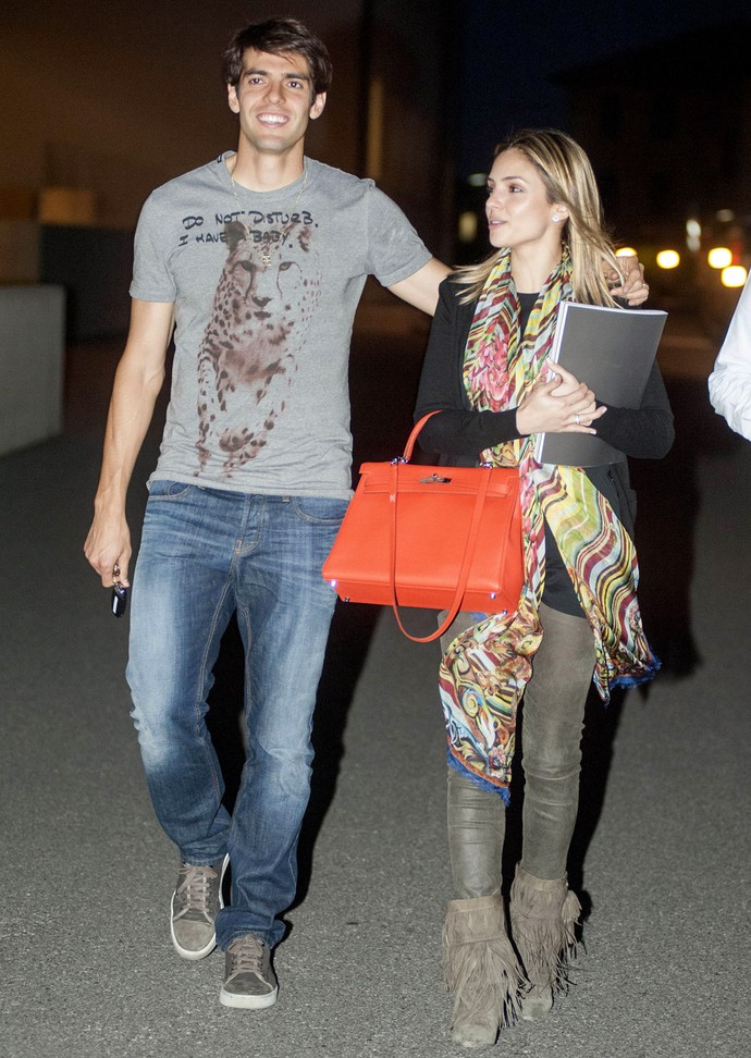 Kaka e a esposa compram moveis em Milão (Foto: Splash News)