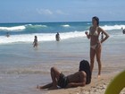 Isabeli Fontana curte praia em Salvador com o namorado