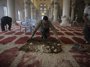 Palestinos limpam a mesquita Al-Aqsa após confronto com policiais israelenses (Foto: Reuters/Ammar Awad) Palestinos limpam a mesquita Al-Aqsa após confronto com policiais israelenses (Foto: Reuters/Ammar Awad)