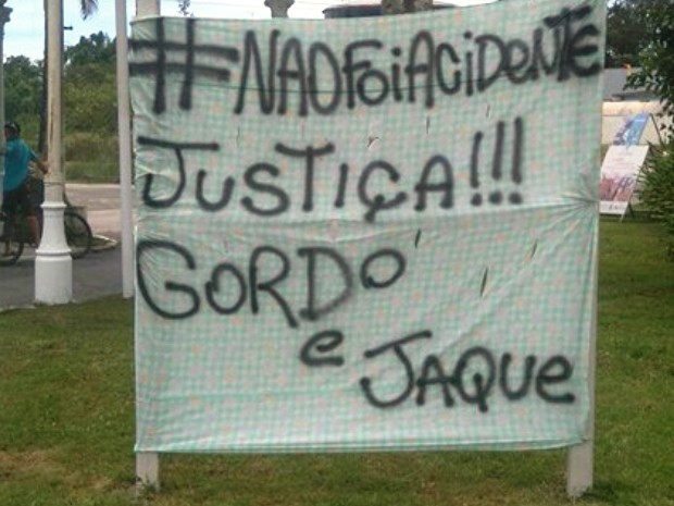 Faixa pedindo justiça foi colocada em Bertioga, SP (Foto: Reprodução / Facebook)