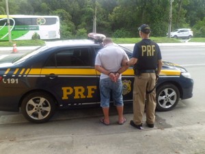 Caminhoneiro foi preso após ser flagrado pela Polícia Rodoviária Federal dirigindo embriagado (Foto: Divulgação/PRF)