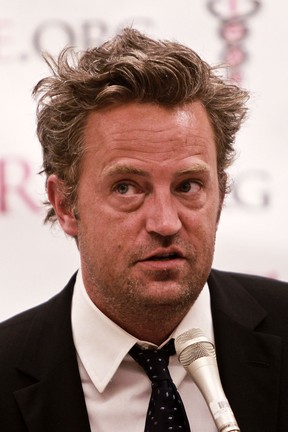 Matthew Perry: cabelo grisalho e visual cansado (Foto: Getty Images)