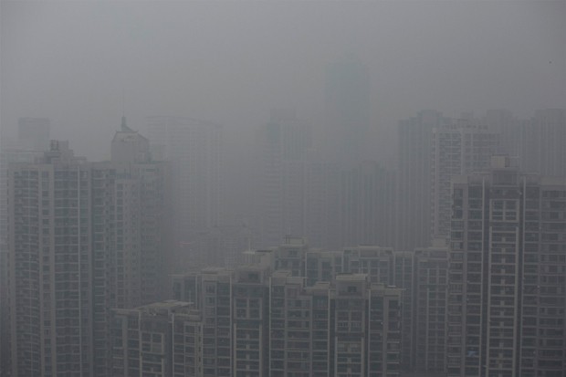 Camada de poluição 'esconde' cidade chinesa de Xangai (Foto: Aly Song/Reuters)