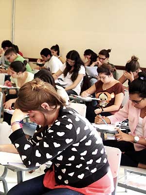 Estudantes durante prova do vestibular da PUC-Campinas (Foto: Rafael Lima)