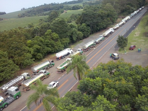 Escolta PRF caminhões-tanque combustível caminhoneiros RS (Foto: PRF/Divulgação)