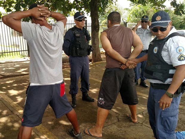 G1 Homens pulam muro para furtar cabo de energia e fogem de carroça