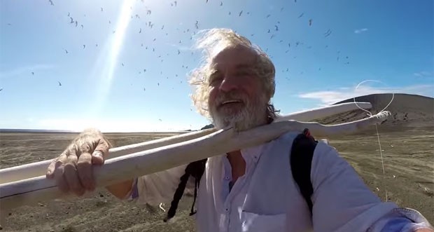 Milionário fez vara de pescar improvisada, mas só conseguiu capturar lulas (Foto: Reprodução/YouTube/Docastaway - Desert Island Experience)