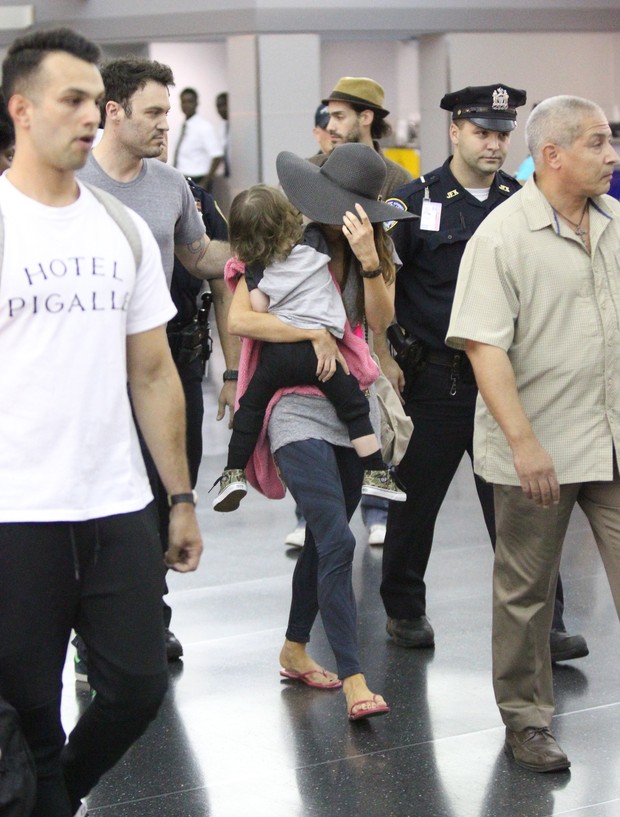 Megan Fox tenta se esconder com o chapéu (Foto: T/X17online.com)