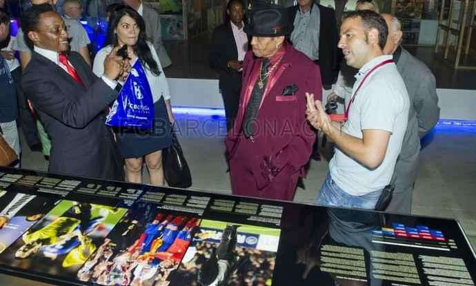 Pai de Michael Jackson Visita Museu do Barça e Compara Clube Aos Filhos Pai-jackson2