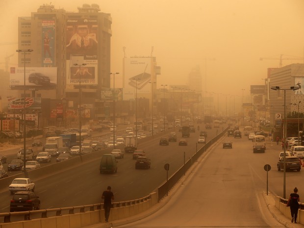 Tempestade de areia atinge Beirute, no Líbano. Ao menos duas pessoas morreram. (Foto: Joseph Eid/AFP)