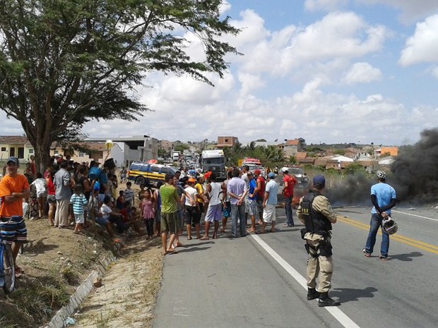 Manifestantes interditaram trecho da BR-104 na Paraíba (Foto: Divulgação/7ªDRPC)
