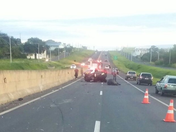 Motoristas precisaram passar pelo acostamento após batida  (Foto: Luis Carlos Teodoro)