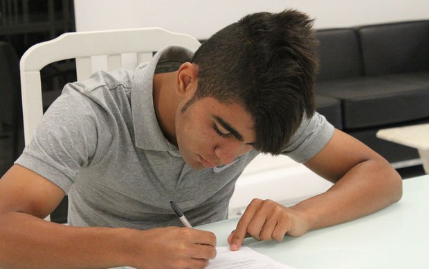 Gabigol assina seu primeiro contrato com o Santos (Foto: Divulgação Santos FC)