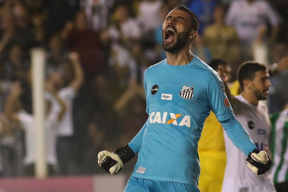 Vanderlei foi o dono da noite na Vila Belmiro. Goleiro defendeu pênalti nos acréscimos do segundo tempo (Foto: Lucas Baptista/Futura Press)