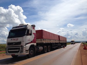 BR-163 no Sul de Mato Grosso tem tráfego intenso de veículos que transportam grão (Foto: Leandro J. Nascimento/G1)