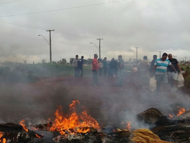 Moradores da Granja Modelo, no Riacho Fundo II, fazem ato por infraestrutura e pavimentação (Foto: Thatyane Magalhães/Arquivo pessoal)