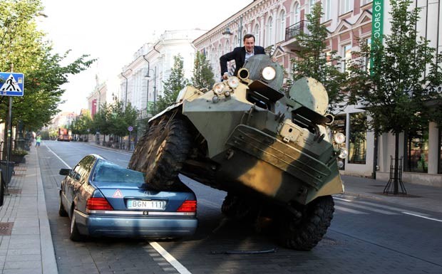 Em 2011, o prefeito de Vilnius (Lituânia), Arturas Zuokas reconheceu que encenou o ato em que passou com um blindado por cima de um carro de luxo, uma Mercedes-Benz S-Class, que estava estacionado irregularmente em uma ciclofaixa (Foto: AP)