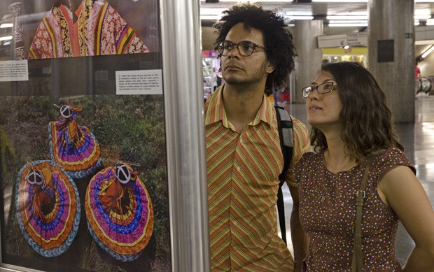 O ator Ricardo Rodrigues e a artista circense Lisa Gianetti observam os painéis da mostra – à esquerda, as imagens do Peru (Foto: © Haroldo Castro/ÉPOCA)