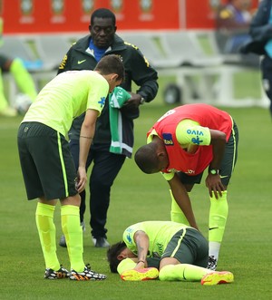 Neymar machucado treino Brasil Seleção (Foto: Mowa Press)