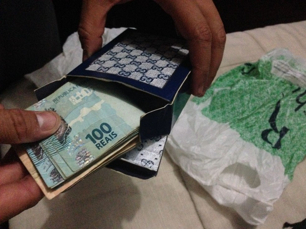 Dinheiro obtido na ação criminosa foi localizado no quarto do suspeito (Foto: Força Tática da PM / Divulgação )