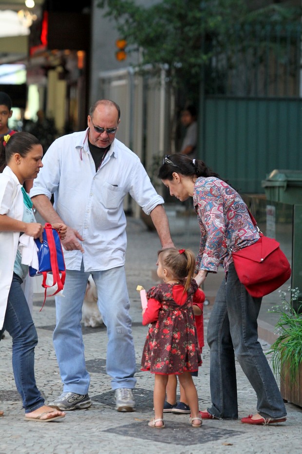  Claudia Mauro e Paulo César Grande com filhos (Foto: Wallace Barbosa - AgNews)