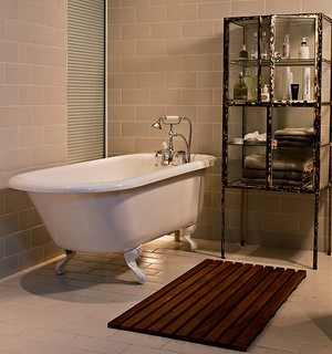 No banheiro, projeto do arquiteto Vitor Penha, o deque maciço protege os pés do chão gelado. O armário de ferro envelhecido guarda toalhas e cosméticos. A banheira de estilo retrô é um convite ao relaxamento