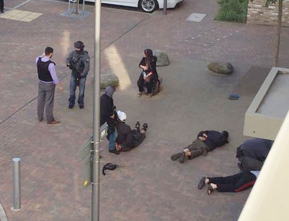 PolÃ­cia executa operaÃ§Ã£o perto de conjunto de apartamentos em Barking, regiÃ£o metropolitana de Londres, apÃ³s atentados de sÃ¡bado. AtÃ© o momento, 12 detenÃ§Ãµes relacionadas ao ataque deste sÃ¡bado foram confirmadas  (Foto: Furqan Nabi/PA via AP)