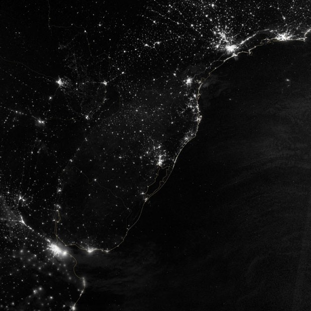 Foto mostra a costa do Atlântico na América do Sul. De cima para baixo, as maiores concentrações de luz mostram as cidades de Buenos Aires, Porto Alegre, Florianópolis, Curitiba, São Paulo e Rio de Janeiro (Foto: NASA Earth Observatory/Reuters)