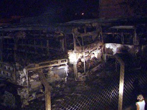 Ônibus incendiados em Cosmópolis na noite de sexta-feira (Foto: Reprodução EPTV)