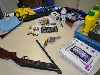 PM apreendeu objetos roubados e armas na casa de um dos suspeitos (Foto: Divulgação / PF)