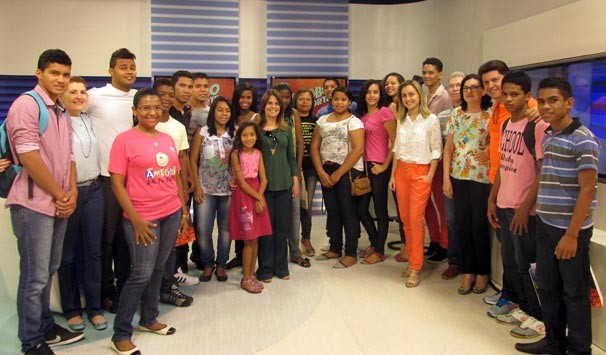 Aline Moreira e Francinito Loureiro recepcionam jovens da ASA  (Foto: Katylenin França/TV Clube)
