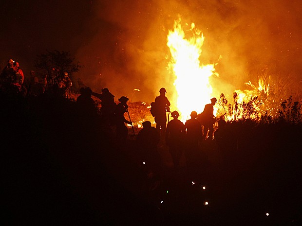 Cerca de mil bombeiros fazem força-tarefa para controlar o fogo na Califórnia (Foto: Patrick T. Fallon/Reuters)