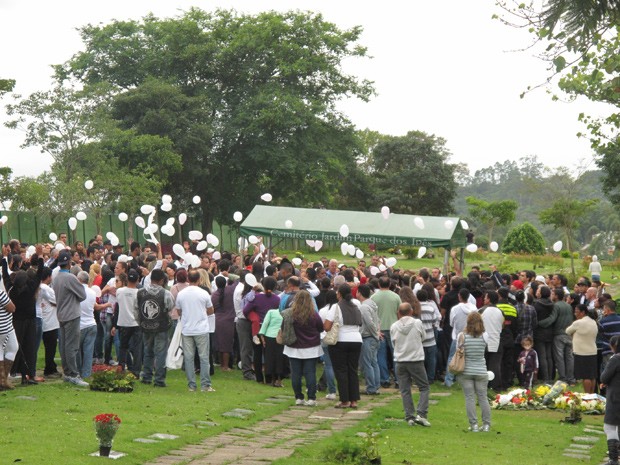 Parentes batem palmas e soltam balões (Foto: Márcio Pinho/G1)