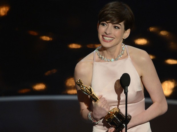 Anne Hathaway ganha o Oscar de Melhor Atriz Coadjuvante no Oscar 2013 (Foto: Robyn Beck/ AFP)