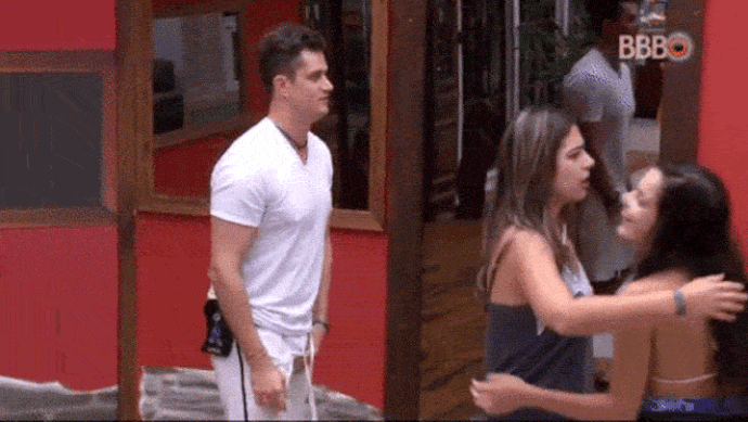 Abraço de Vivian e Emilly após reencontro (Foto: TV Globo) Abraço de Vivian e Emilly após reencontro (Foto: TV Globo)