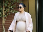 Kim Kardashian exibe barrigão em look decotado e embalado a vácuo