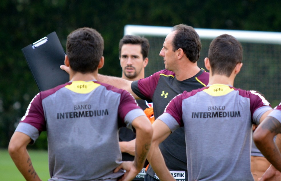 Rogério Ceni orienta os jogadores em treino no CT (Foto: Erico Leonan/saopaulofc.net)