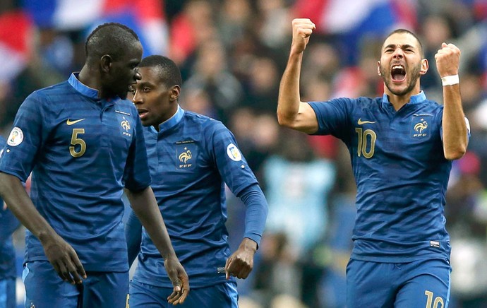 Benzema comemora gol da França contra a Ucrânia (Foto: Agência Reuters)