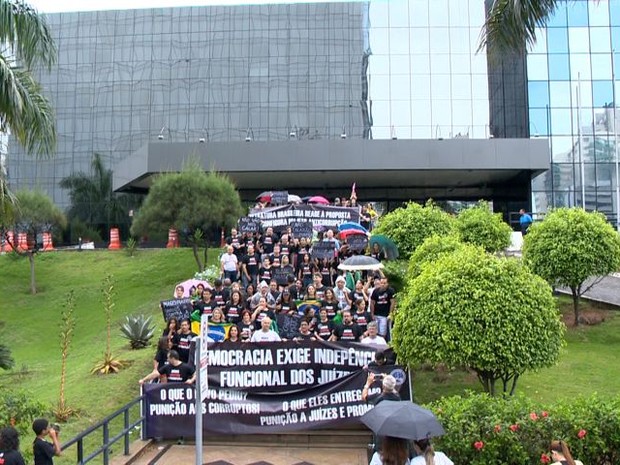 Ato de juízes e promotores do Tribunal de Justiça e Ministério Público reuniu dezenas de manifestantes (Foto: Reprodução/ TV Gazeta)