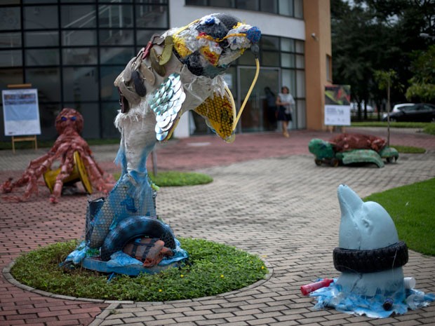 Alunos e professores da EBA criaram esculturas a partir de lixo coletado das águas da Baía de Guanabara (Foto: AP Photo / Silvia Izquierdo)